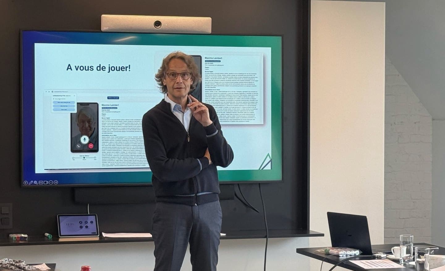 A classroom session: the trainer launches a role-play exercise shown on the screen.